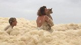 澳洲遭飓风暴雨肆虐！海滩堆积数米高泡沫，小狗落入瞬间消失