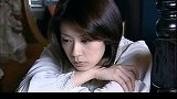 女子被婆婆冤枉，还被打，委屈得蜷缩在一角落，微微苦笑着