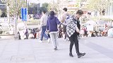 小跳拽着舟舟裤带请小哥哥帮忙，小哥哥：这两人看着就不像好人