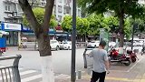奇踪路上男子抢走小朋友雪糕，惊呼精神失常