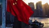外滩每座建筑都飘荡着五星红旗，似乎向着全世界宣告英租界的不复存在！ 上海 看窗外的世界