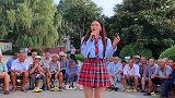 美女休息时间来养老院慰问老年人，现场为他们唱歌助兴，关爱老人