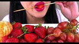 小姐姐吃新鲜水嫩的水果搭配超厚奶油，看着就感觉很好吃啊