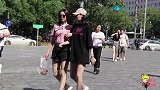 三里屯街拍：青青子衿悠悠我心，妹子的身材太馋人