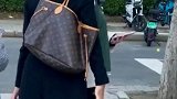 她虽已是满头白发，但优雅的气质永不过时