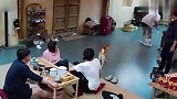 大华擦地板，不曾想裤子竟然掉了，黄磊笑得都抽筋了