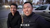 房车里来客人了，燕子炒菜来招待，在车里吃饭太温馨了