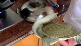 大哥真够厉害的把甲鱼都整吐了，也是位人才，又让我学会了一招
