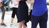 爱笑的女孩子，应该是男生女生都喜欢的吧，街拍情侣