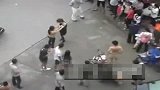 明星播报-2011008-小三街头被抓遭街头拽发扒衣20111008