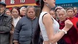 街头唱歌的美女，引来无数围观群众！