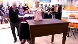 国外恶搞：服装店的假人模特突然会走路了，路人都吓懵了！