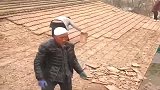 农村大爷拆房子太暴力了，这么好的瓦片就这样摔得粉碎！
