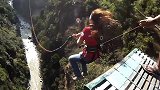 美女玩网红蹦极，跳下瞬间发生“意外”，镜头拍下断裂过程