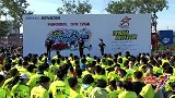 跑步-15年-奔跑中国沈阳站：健身教练带领跑者做热身跑步训练-花絮
