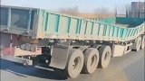 高速路上偶遇一辆奇葩大货车，后轮当场悬空！