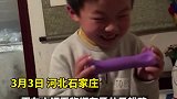 男孩门牙上拴哑铃，结果真“笑掉大牙” 萌娃日常 石家庄