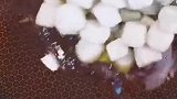今天教大家做红烧茄丁，超级好吃，不好吃你打我