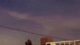 城市上空出现UFO，美国男子拍下其丢下不明物的过程