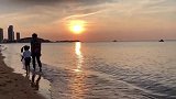 童苡萱和妈妈女儿在威海海边玩耍，夕阳真的漂亮啊