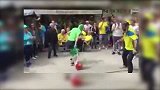 欧洲杯-16年-瑞典球迷与爱尔兰球迷街上斗舞-新闻
