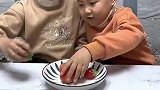 哥哥和弟弟分五个草莓，最后弟弟的动作很让人感动