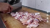 辣炒碎鸡的做法，出锅香气四溢，鸡肉入味可口，大人小孩都爱吃