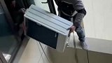 高空作业装空调，太危险了！
