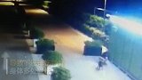 小区物业人行道上拉钢丝 考生绊倒摔伤后缺课痛哭
