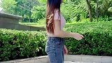 逛公园的长发小姐姐，漂亮潇洒！