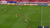 第14分钟伊斯坦布尔球员登巴·巴射门 - 打偏