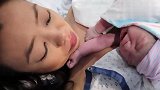 产房实拍新生儿宝宝和妈妈的第一次拥抱,这一刻妈妈永生难忘！