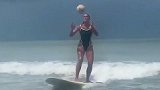 小姐姐潇洒冲浪颠球 波涛汹涌气定神闲