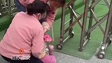 家长三次送4岁女儿进园未果，最后拜托两位老师抬了进去