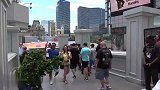 街头树人恶搞，故意吓街上的路人，路人非常尴尬