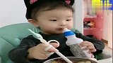 暖宝自己动手吃饭，看她可爱的小模样真讨人喜欢，暖宝棒棒哒