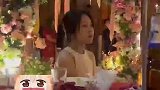 女子受邀参加交往7年的前男友婚礼，现场她不哭不闹就静静的看着