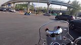 这种路障的意义何在？当行人以为能被保护的时候，连石墩子都飞了