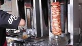 朱老大家的“旋转烤肉柱”，1份卖11元，闺蜜冒着大雨也要来吃