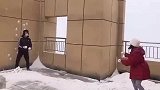 男女生在天台打雪仗，女生频频被砸中头