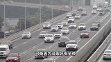 事发瞬间曝光!SUV疑打滑失控撞护栏翻滚,女子被甩到空中