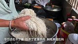农村婆婆做豆角炒面，5元面条炒一大锅，小优优吃饭太贪玩