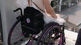 瘫痪女孩身残志坚，即使不能走路，也要向往美好的生活！