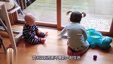 哥哥第一次见宝宝，接下来哥哥做出的这个举动，可把妈妈吓坏了