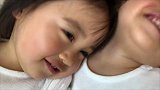双胞胎宝宝靠在一起咔咔笑，笑声太暖了！
