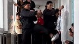 武校学生走廊训练，个个身怀绝技身手不凡