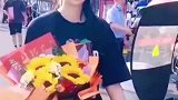 女儿考试结束后妈妈为其送上鲜花