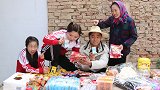 虎妞拿爷爷的“香烟”去小卖部换零食，结果被妈妈发现了，太逗了