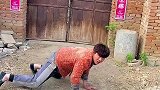 农村搞笑段子我帮人家一个女人提个水俺嫂子都不让，没一点爱心