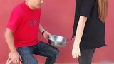 男子要和姑娘拍段子，还没开始就被美女打晕了！